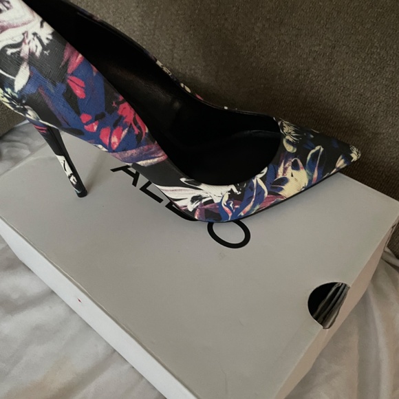 Shoes - Picture 5 of 9